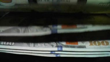 Kağıt para hesaplaması için para sayma ekipmanı. Banka finansal işlemleri için otomatik mekanizma. 100 USD 'lik döviz değişimi. Kapatma para sayma makinesi dolar sayma makinası