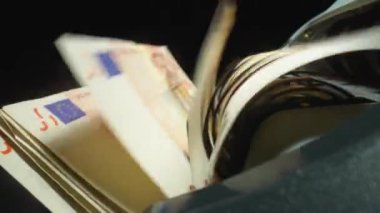 Kağıt para hesaplaması için para sayma ekipmanı. Banka finansal işlemleri için otomatik mekanizma. Sayılırken avro banknotlarını kapat