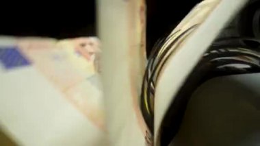 Kağıt para hesaplaması için para sayma ekipmanı. Banka finansal işlemleri için otomatik mekanizma. Sayılırken avro banknotlarını kapat