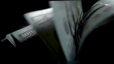 Kağıt para hesaplaması için para sayma ekipmanı. Banka finansal işlemleri için otomatik mekanizma. 100 USD 'lik döviz değişimi. Kapatma para sayma makinesi dolar sayma makinası