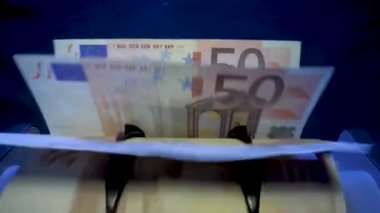 Kağıt para hesaplaması için para sayma ekipmanı. Banka finansal işlemleri için otomatik mekanizma. Sayılırken avro banknotlarını kapat