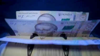 Banknotlar için sayma makinesi. Ukrayna parası bir hesap makinesinde. Ukrayna para biriminin dönüştürülmesi. Ukrayna parası banknotlar için bir makine tarafından sayılır. Ukrayna Hryvnia 'sı.