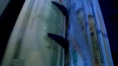 Kağıt para hesaplaması için para sayma ekipmanı. Banka finansal işlemleri için otomatik mekanizma. 100 USD 'lik döviz değişimi. Kapatma para sayma makinesi dolar sayma makinası