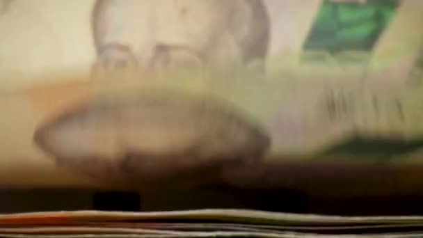 Telmachine voor bankbiljetten. Oekraïens geld in een rekenmachine. Omrekening van de Oekraïense munt. Oekraïense geld wordt geteld door een machine voor bankbiljetten. Oekraïense hryvnia. — Stockvideo
