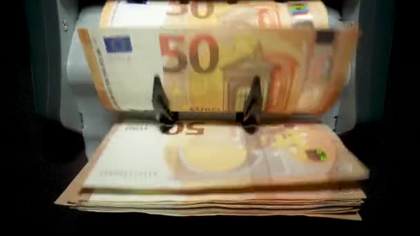 Geldtelapparatuur voor de berekening van papiergeld. Automatisch mechanisme voor financiële transacties bij banken. Sluiten van eurobankbiljetten tijdens het tellen — Stockvideo