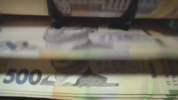 钞票的取款机。乌克兰钱在一台计算机里乌克兰货币的转换。乌克兰人的钱由银行汇票取款机计数。乌克兰格里夫尼亚. — 图库视频影像