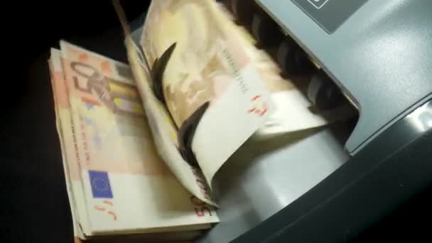 Sprzęt do liczenia pieniędzy na papierze. Automatyczny mechanizm bankowych operacji finansowych. Zamykanie banknotów euro w trakcie liczenia — Wideo stockowe
