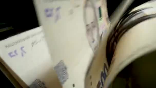Räkna maskiner för sedlar. Ukrainska pengar i en räknare. Omräkning av den ukrainska valutan. Ukrainska pengar räknas av en maskin för sedlar. Ukrainska hryvnia. — Stockvideo