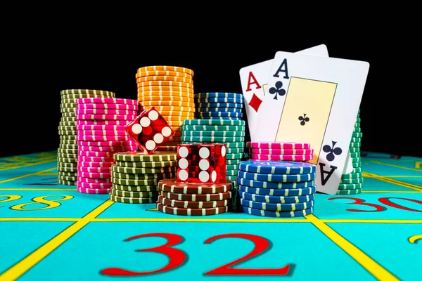 Set of colorful chips, playing cards and red dice on gaming table for gambling in casino. Two aces and two sixes on dice close up. Poker set on a black background. Background of gambling and betting. — ストック写真