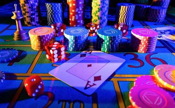 Diamantreresset, potetgull, forhandlerbrikke og terninger på et pokerbord i blått lys. Poker på plass. Begrepet gambling, kasinoveddemål. Underholdning i en spilleklubb. stockfoto