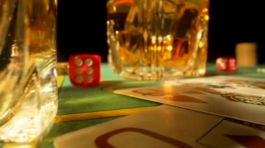 Kumarhanedeki kumar masasında bir bardak viski ve üç kadın. İçki, kart, zar ve kumarhane fişleri olan karanlık bir poker masasını kapatın. Boş zamanlarında kumar eğlence olsun diye..