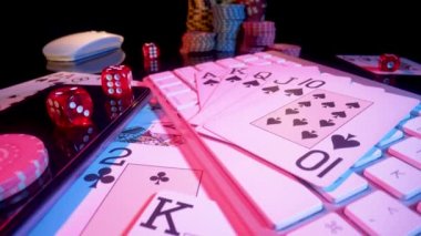 Bilgisayar klavyesi ve Royal Street Flush siyah arka planda. Kartlar, kumarhane fişleri ve zarlar kapanıyor. Kumar anlayışı, online bahis kumarhane. İnternet üzerinden poker oyna.