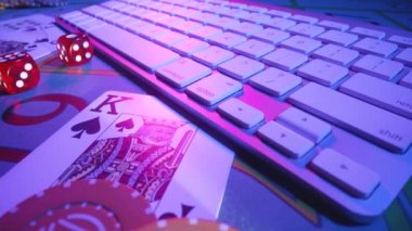 Bilgisayar klavyesi, kart, zar ve kumarhane çipleri olan oyun masası. Kumar anlayışı, online bahis kumarhane. İnternet üzerinden poker, blackjack ya da Texas holdem oynayın. Online kumar oynuyorum..