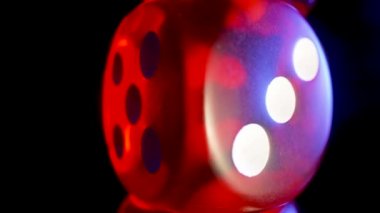 İzole edilmiş siyah arka planda dönen kırmızı zarlar. Kırmızı küp, barbutu kapat. Kumar geçmişi. Poker, eğlence konsepti. İnternetteki online kumarhane.