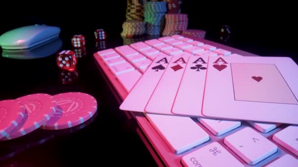 黒の背景にコンピュータのキーボードとクワッドエース。カード、カジノチップ、ダイスが閉じます。ギャンブルの概念、カジノでのオンライン賭け。インターネット上でポーカーをプレイ.オンラインギャンブルのお金を再生. — ストック動画