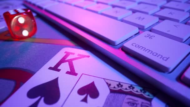 Игровой стол с компьютерной клавиатурой, картами, кубиками и фишками казино. Концепция азартных игр, онлайн-ставок в казино. Играйте в покер, блэкджек или техасский холдем через Интернет. Играть в азартные игры онлайн. — стоковое видео