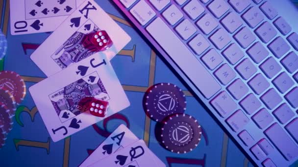 Top view of gaming table with computer keyboard, cards, dice and casino chips. Concept of gambling, online betting in casino. Play poker or texas holdem over internet. Playing a online gambling money. — Vídeos de Stock