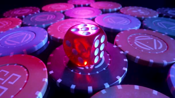 Dados rojos que yacen en una pila de fichas de casino girando sobre un fondo negro. Establecido para el juego, póquer o blackjack de cerca. El concepto de juego, apuestas en el casino. Casino en línea en Internet. — Vídeo de stock