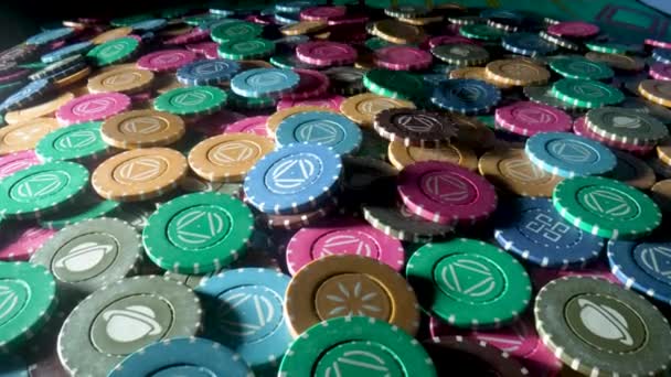 Chips Casino sul tavolo da gioco nel casinò. Le fiches cadono su una pila da vicino al rallentatore. Il concetto di gioco d'azzardo e intrattenimento. Vincita, scommesse poker, roulette, blackjack. — Video Stock