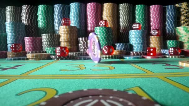 黒を背景にした緑のゲームテーブルカジノのカジノチップとサイコロのスタック。1000のロイヤルチップ宗派は、ゆっくりとした動きでテーブルの上を回転します。ルーレットポーカークラップスブラックジャック. — ストック動画
