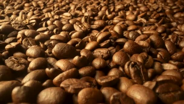 Frissen sült barna kávébab közelről. A füst kávébabból származik. Az illatos kávészemek pörköltek. Kávészemek elkészítése kávézó vagy kávézó számára. Lassú mozgás kész 59.94fps. — Stock videók