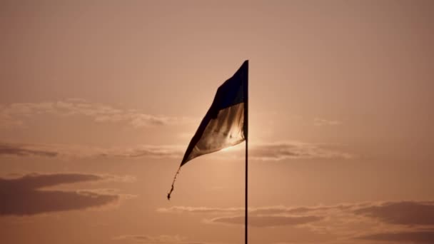 Ukrainian flag flutters at sunset. Slow motion. — Wideo stockowe