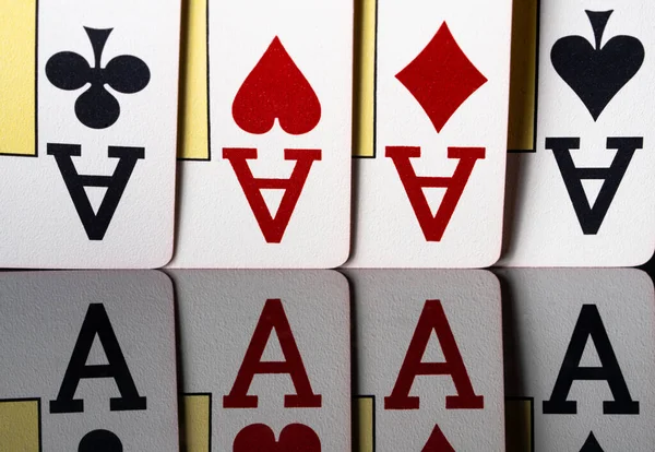 Yansıtıcı bir yüzey üzerinde dört asla oynanan bir oyun kombinasyonu. Poker, blackjack ya da Texas holdem oynamak için kağıtlar. Kumar, kumarhane eğlencesi, bahis ve başarı kavramı.. — Stok fotoğraf