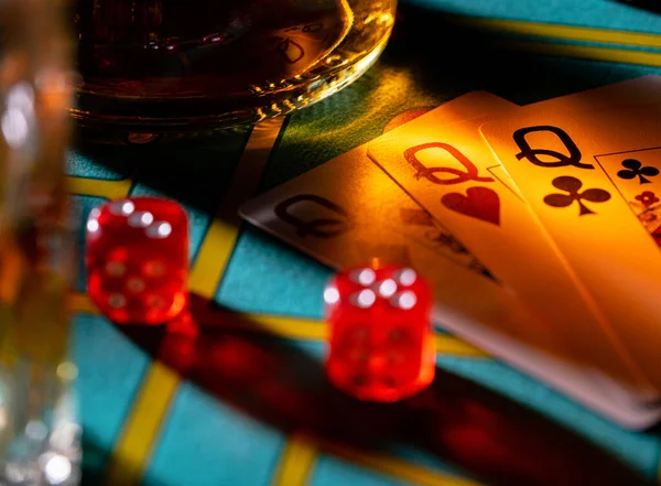 Kumarhanedeki kumar masasında bir bardak viski ve üç kadın. İçki, kart, zar ve kumarhane fişleri olan karanlık bir poker masasını kapatın. Boş zamanlarında kumar eğlence olsun diye..