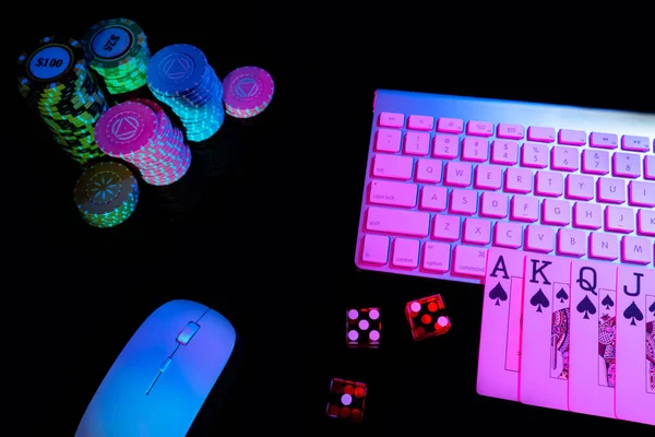 Computer keyboard and Royal Street Flush card combination on black background. Cards, casino chips and dice close up. Concept of gambling, online betting in casino. Online gambling. — Fotografia de Stock