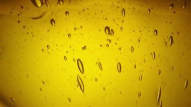 Sarı arka planda altın gibi kalın bir bal akıntısı var. Tatlı bal pekmezi doldur. Organik doğal bal, şurup veya nektar akışı. Tatlı tatlı, arıcılık ürünü, sağlıklı yiyecekler..