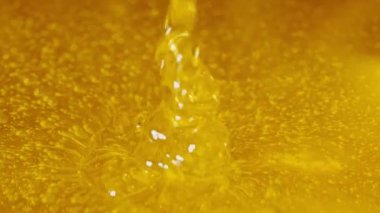 Bal damlıyor, kaşıktan dökülüyor. Kalın yapışkan bal pekmezi damlıyor. Altın bal sıvısına yakın, arıcılığın tatlı ürünü. Şeker şurubu dökülüyor. Sağlıklı ve iyileştirici tatlı..