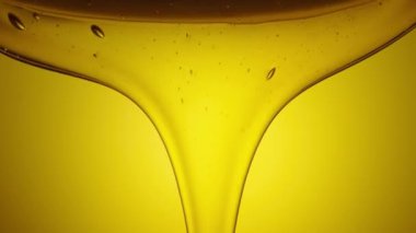 Sarı arka planda altın gibi kalın bir bal akıntısı var. Tatlı bal pekmezi doldur. Organik doğal bal, şurup veya nektar akışı. Tatlı tatlı, arıcılık ürünü, sağlıklı yiyecekler..