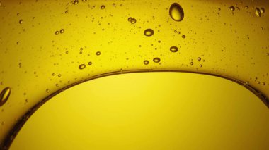 Sarı arka planda altın gibi kalın bir bal akıntısı var. Tatlı bal pekmezi doldur. Organik doğal bal, şurup veya nektar akışı. Tatlı tatlı, arıcılık ürünü, sağlıklı yiyecekler..