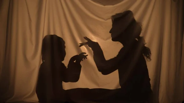 Silhouetten Von Frauen Und Jungen Die Mit Schattenspielen Geschichten Erzählen — Stockfoto