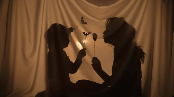Tanımlanamayan Kadın Çocuk Gölge Oyunları Kağıt Yarasalar Balkabakları Kullanarak Ürkütücü — Stok fotoğraf