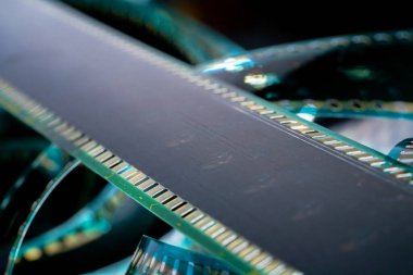 Çizik ve çiziklerle dolu eski analog filmlerin siyah şeritleri. Fotoğraf ya da film için video ya da film yakın çekim. Retro sinematografi, fotoğrafçılık, fotografik hafıza kavramı. Medya sanatı