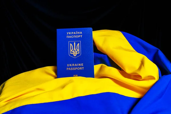 Passaporto Biometrico Ucraino Sulla Bandiera Gialla Blu Dell Ucraina Uno — Foto Stock