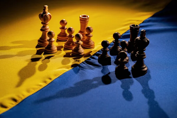 ウクライナの黄色の旗の上にチェスの駒 ロシアのウクライナ戦争 エスカレーション 軍事紛争の概念2022 経済戦略 軍事政策 閉じろ — ストック写真