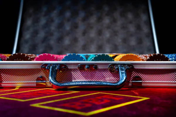 Uma Mala Aberta Com Conjunto Fichas Casino Multicoloridas Numa Mesa — Fotografia de Stock