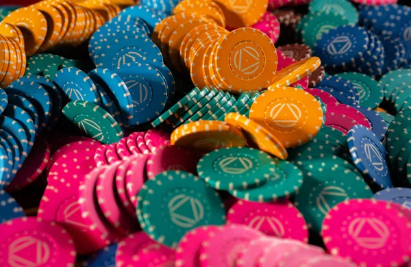 彩色赌场筹码的背景关闭一组黄色 蓝色和粉色赌场芯片 用于玩轮盘赌 21点 赢的背景 — 图库照片