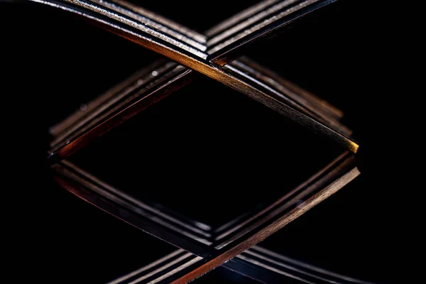 Dos Horquillas Entrelazadas Que Reflejan Una Superficie Negra Brillante Cubertería —  Fotos de Stock