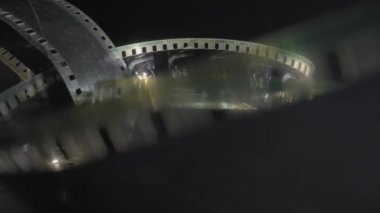 Eski siyah beyaz eski püskü bir film kasetinin erkek bir pilotu tasvir edişi. Retro film şeridi veya fotoğraf negatifinin kapanışı. Çekim süreci, retro görüntü, fotoğrafçılık için endüstri sembolü