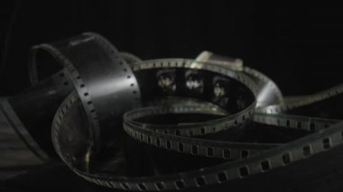 Eski siyah beyaz eski püskü bir film kasetinin erkek bir pilotu tasvir edişi. Retro film şeridi veya fotoğraf negatifinin kapanışı. Çekim süreci, retro görüntü, fotoğrafçılık için endüstri sembolü