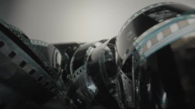 Eski siyah beyaz eski bir film kasedini tasvir ediyor. Retro film şeridini ya da fotoğraf negatifini kapat. Çekim süreci için endüstri sembolü, retro sinematografi, fotoğrafçılık, fotoğraf