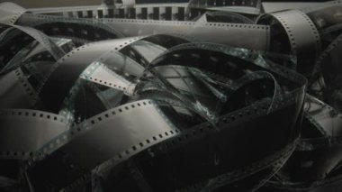 Eski siyah beyaz eski bir film kasedini tasvir ediyor. Retro film şeridini ya da fotoğraf negatifini kapat. Çekim süreci için endüstri sembolü, retro görüntü, fotoğrafçılık, anılar