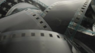 Eski siyah beyaz eski bir film kasedini tasvir ediyor. Retro film şeridini ya da fotoğraf negatifini kapat. Çekim süreci için endüstri sembolü, retro görüntü, fotoğrafçılık, anılar