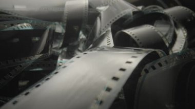 Eski siyah beyaz eski bir film kasedini tasvir ediyor. Retro film şeridini ya da fotoğraf negatifini kapat. Çekim süreci için endüstri sembolü, retro görüntü, fotoğrafçılık, anılar