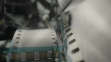 Eski siyah beyaz eski bir film kasedini tasvir ediyor. Retro film şeridini ya da fotoğraf negatifini kapat. Çekim süreci için endüstri sembolü, retro görüntü, fotoğrafçılık, anılar