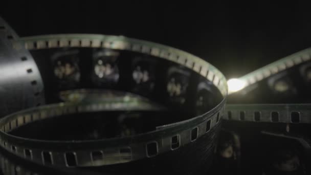 Κύλινδροι Μιας Παλιάς Ασπρόμαυρης Ταινίας Που Απεικονίζει Έναν Άντρα Πιλότο — Αρχείο Βίντεο