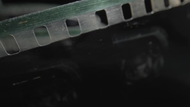 Свитки Старой Черно Белой Пленки Изображающей Пилота Мужчину Закрытие Ретро — стоковое видео